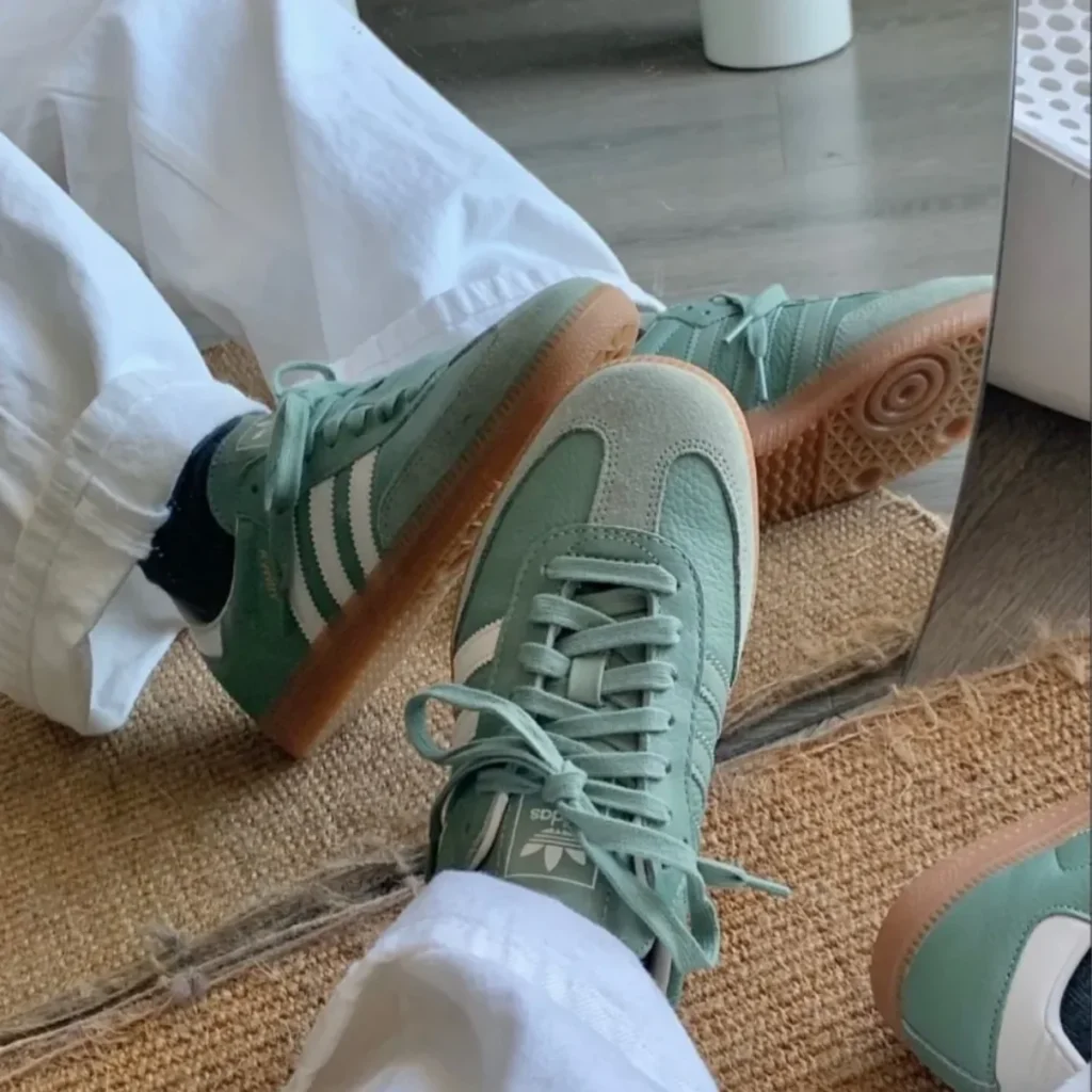 AdidasSambaOGSilverGreen-d. - Sport met stijl Adidas Samba OG Silver Green - welke adidas sneakers zijn hip