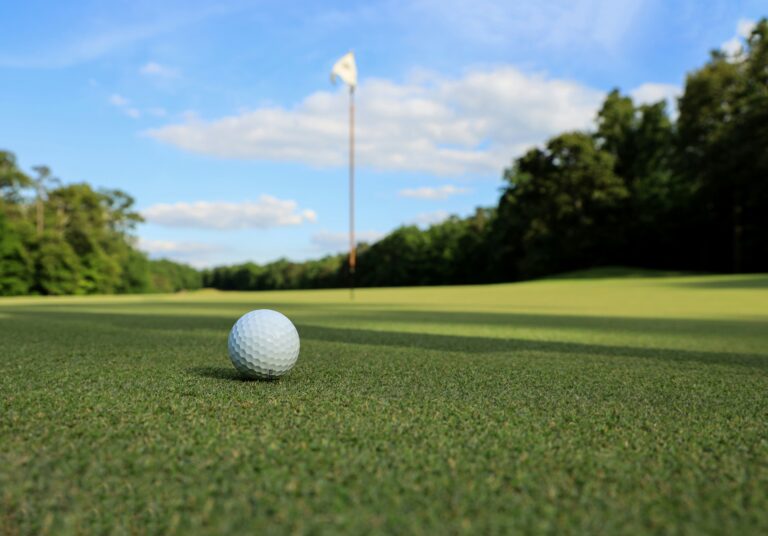 golfbal op een golfveld